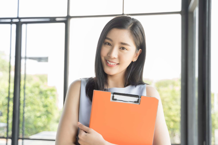 自分に合った矯正を選択して笑顔の女性