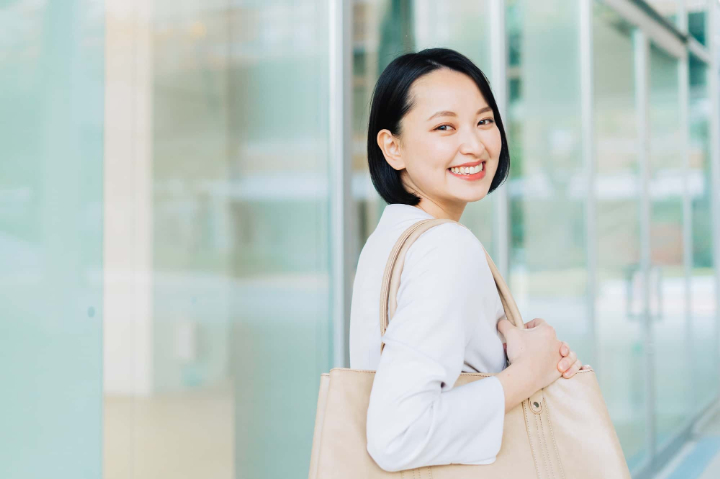 マウスピース矯正をして笑顔の女性