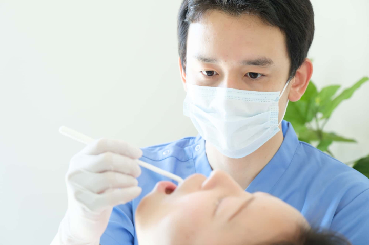 マウスピース矯正を予定どおりに終わらせるために歯科に定期的に通院するイメージ