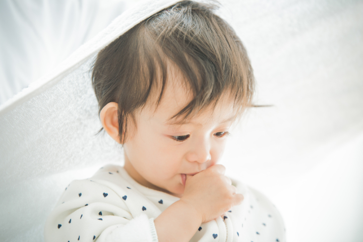 出っ歯の原因の指しゃぶりをする子ども