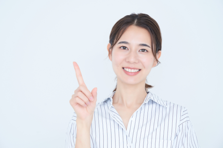 歯科医院での定期クリーニングの重要性を伝える女性
