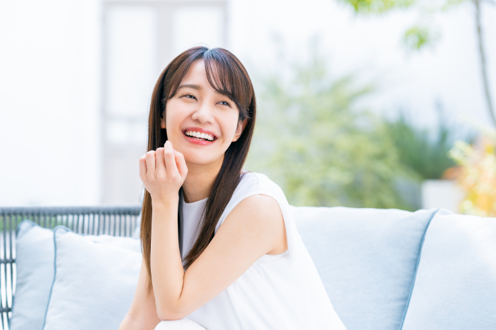 前歯のマウスピース矯正をして自信をもって笑えるようになった女性