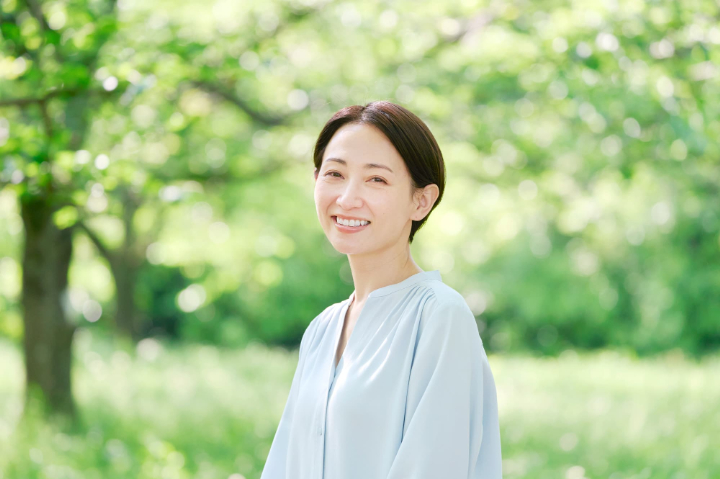 審美歯科治療で美しい白い歯になった笑顔の女性