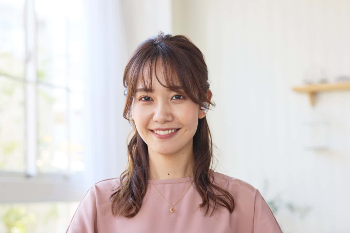 ワイヤー矯正治療を終えた美しい歯ならびで笑う女性