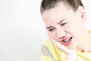 ワイヤー矯正中に痛みが出た女性