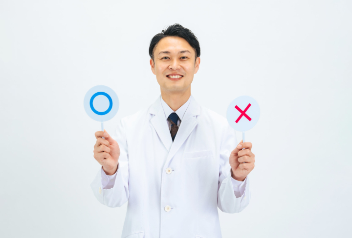 歯周外科治療が必要になるケースとできないケースについて説明する歯科医