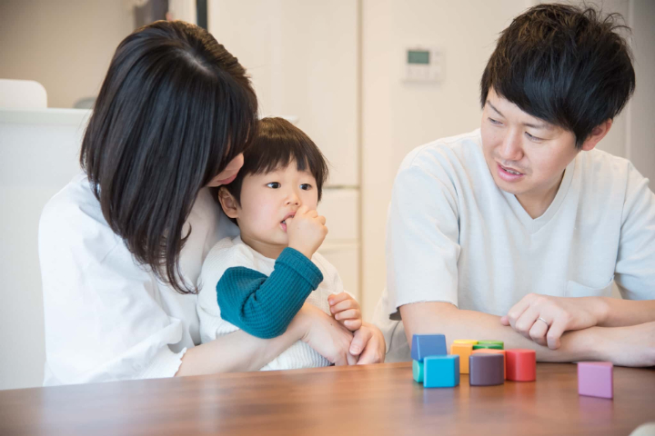 子どものすきっ歯の原因になる指しゃぶりをする子どもと家族