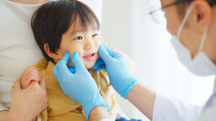 子どものすきっ歯を予防する為に定期的に歯科検診を受けるイメージ