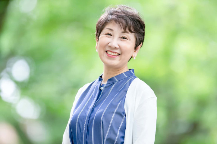 歯周外科治療をして笑顔の女性