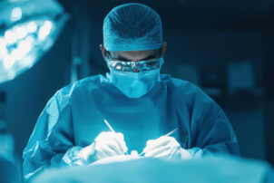 歯周病の手術をしているイメージ