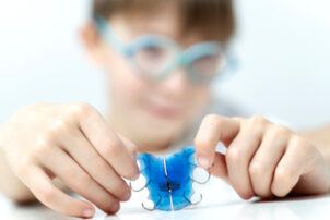 床矯正は痛いのか考えている子ども