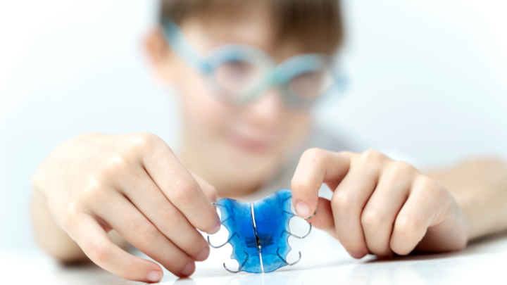 床矯正は痛いのか考えている子ども