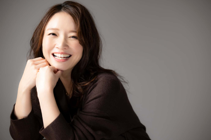 オフィスホワイトニングをした美しい白い歯で笑う女性