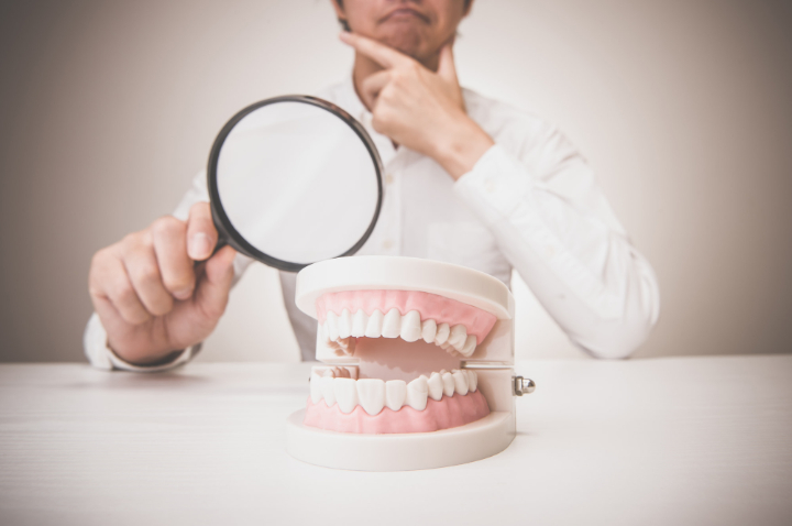 小児矯正後に後戻りが起こるのはどうしてか考えるイメージ