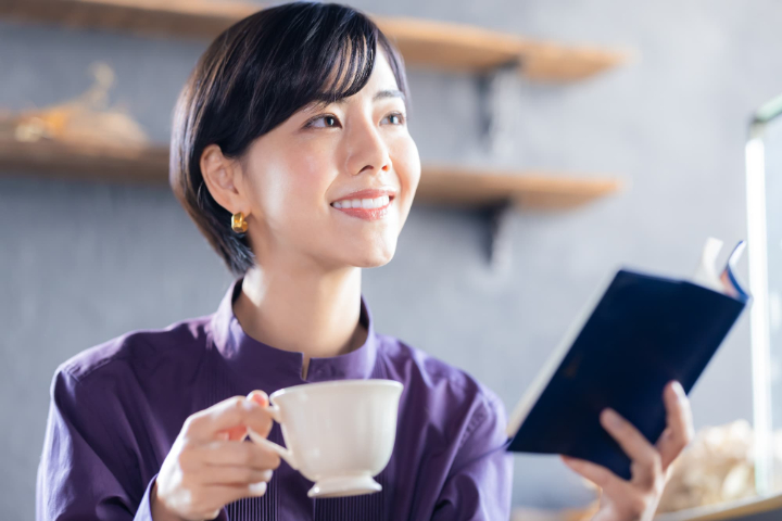 コーヒーを飲みながら読書を楽しむ女性