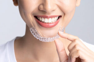 マウスピースを手に持った女性