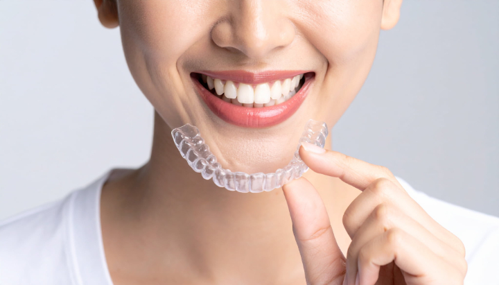 マウスピースを手に持った女性