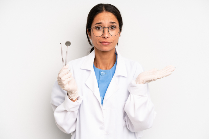 銀歯の下が虫歯になる原因を伝える歯科医師