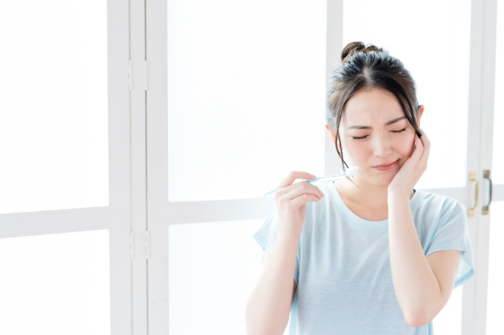 歯を削ったことで知覚過敏になった女性