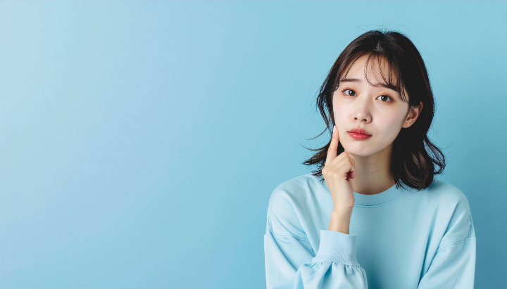 矯正で歯を削るとはどういうことか考える女性