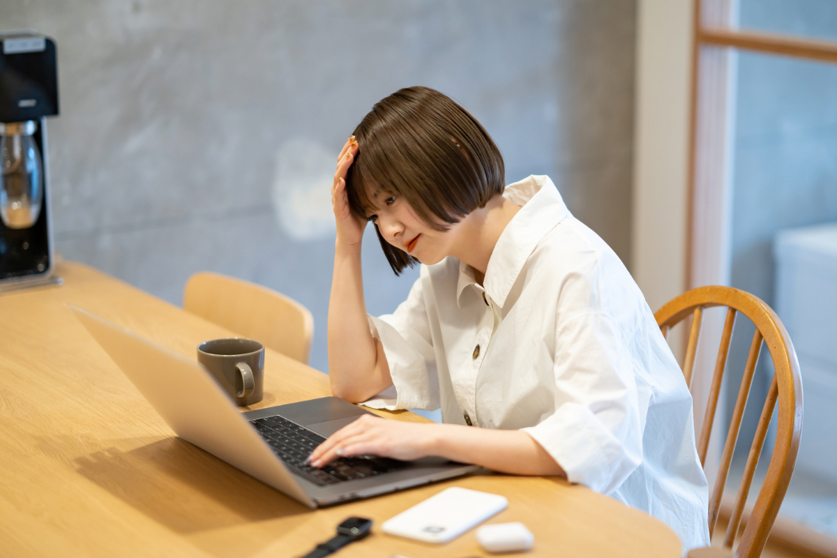 セラミック治療が高いことに頭を抱える女性