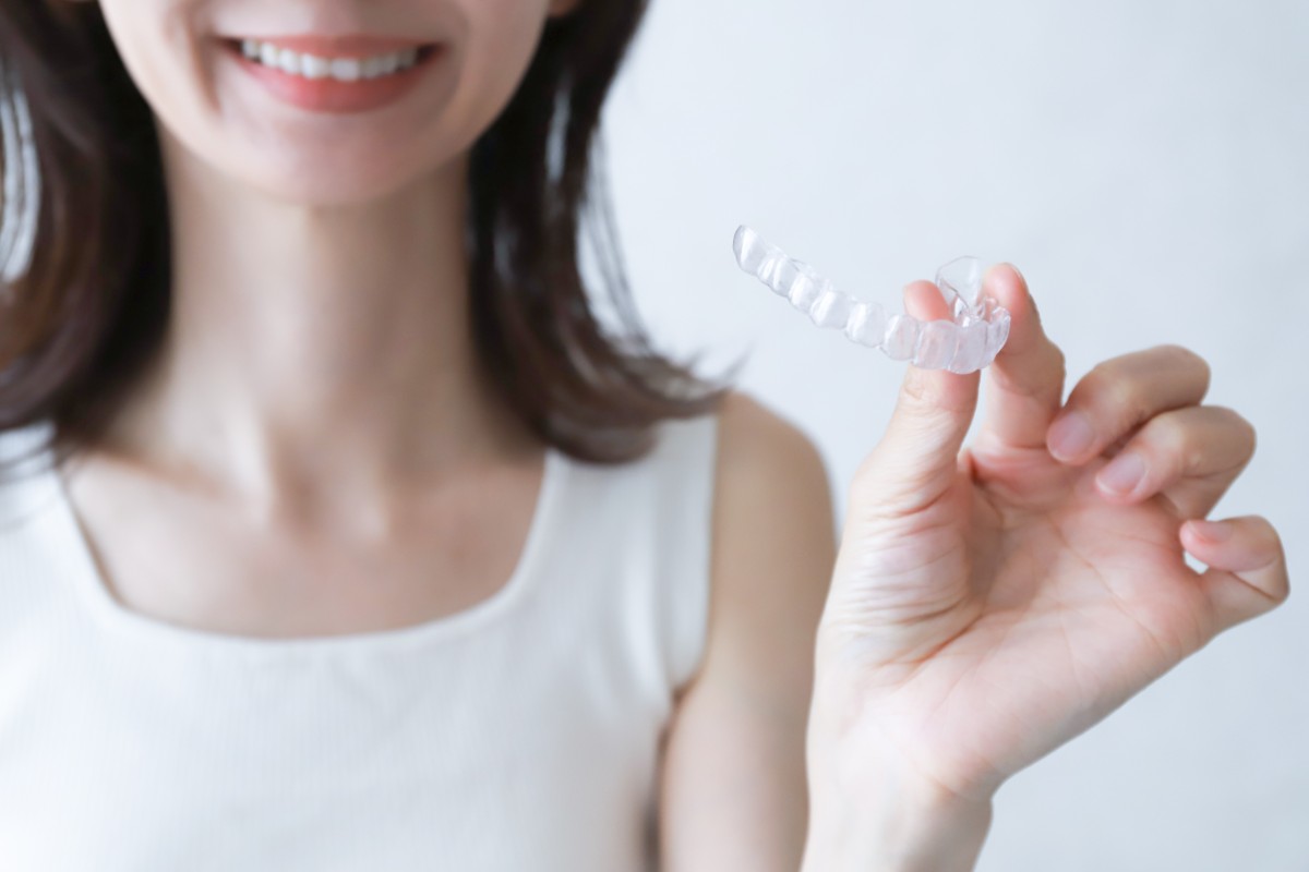 出っ歯をマウスピース矯正して改善している女性