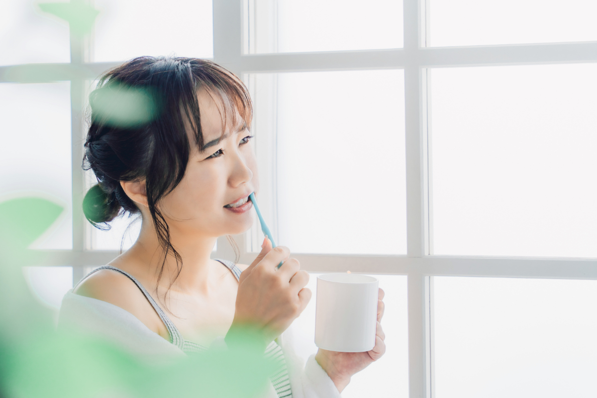奥歯の虫歯にみられる症状として歯がしみている女性